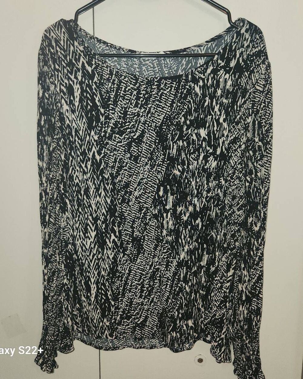F38 Les Amis black and tan abstract long sleeve blouse